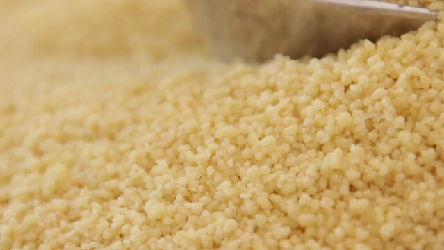 tas de semoule de coucous cru sur une table	