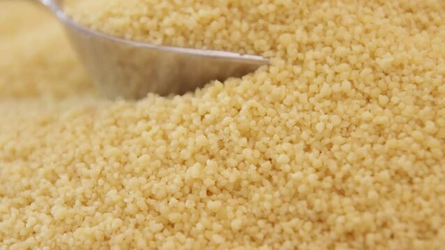 tas de semoule de coucous cru sur une table	