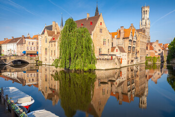Fototapeta premium Rozenhoedkaai canal reflection at sunrise and clear sky, Bruges