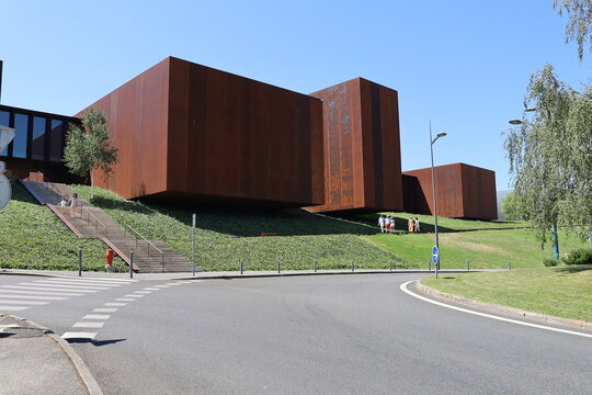 Acc&eacute;der &agrave; la page
|12345...208Suivant
Le mus&eacute;e Soulages, mus&eacute;e d'art contemporain et d'oeuvres du peintre Pierre Soulages, vue de l'ext&eacute;rieur, ville de Rodez, d&eacute;partement de l'Aveyron, France
