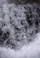 Kleiner Wasserfall, gefroren in der Zeit bei 1/4000s. Die Formen, die das fallende Wasser bildet, sind fragil, absonderlich und unvorhersehbar. Beinahe künstlerisch. 