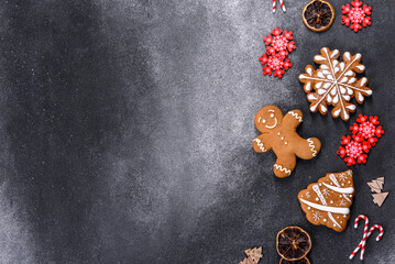 Obraz na płótnie Canvas Christmas homemade gingerbread cookies on a dark concrete table