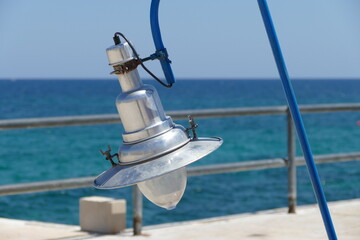 Obraz premium Una lampada antica sul lungomare di Monopoli. Sud Italia