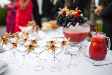 Obraz na płótnie Canvas Glasses with flowers and grapefruit lemonade on the table