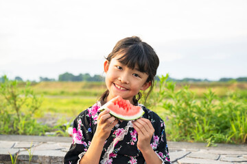 スイカを食べる女の子　夏祭り　浴衣の女の子　お祭り　日本人　小学生