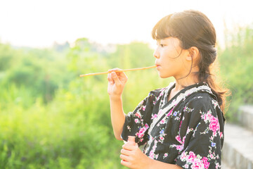 夏祭り　浴衣の女の子　お祭り　シャボン玉　小学生