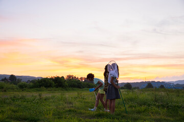 夕焼け空	夏休み　小学生の女の子　日本人　女子　昆虫採集