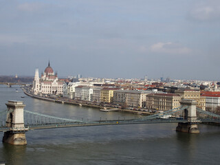 Obraz premium aerial cityscape view of budapest showing the parliament and historic buildings along the river danube with he historic chain bridge in the foreground