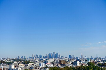 東京都心の遠景と大空