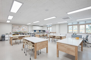 広い机が設置された教室