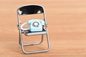 玩具の折りたたみ椅子とアナログ電話