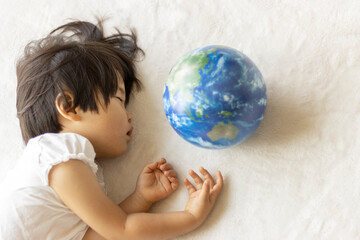 寝ている赤ちゃんと地球儀（日本人、2歳0か月、女の子）