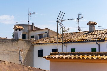 Anteny telewizyjne na dachach domów
