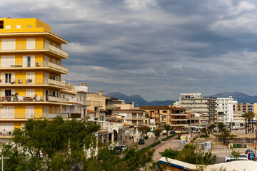 Miasteczko Can Picafort w słoneczny, pochmurny dzień. Wyspa Majorka, Hiszpania. 