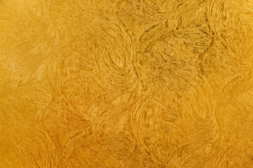 精細な曲線模様のある金色の壁紙