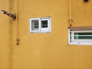 Obraz na płótnie Canvas yellow house with windows