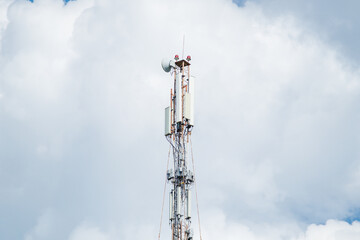 Obraz premium Telecommunication tower of 4G and 5G cellular. Macro Base Station. 5G radio network telecommunication equipment with radio modules and smart antennas mounted on a metal against cloulds sky background.