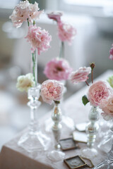 Fototapeta na wymiar Bouquet of flowers in vase on the wedding table