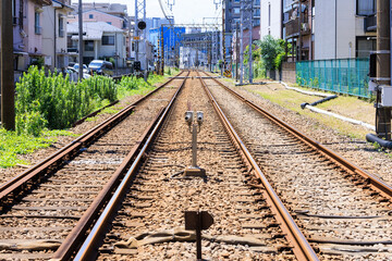 Fototapeta na wymiar 都会の住宅街を通る通勤電車の線路