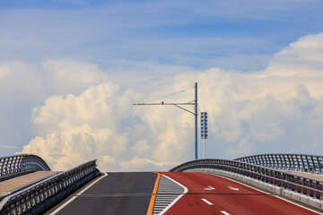 橋と背景に見える白い積乱雲
