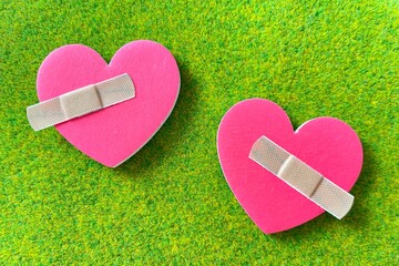 喧嘩した2人 傷ついた心に絆創膏を貼るイメージ　２人の心