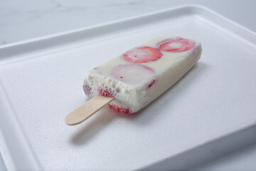 A view of a strawberries and cream paleta.