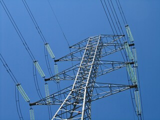 Power pole with overland line for energy transport