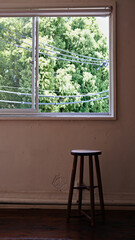 古い枯れたスツールと木製床