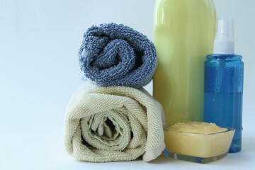 Obraz na płótnie Canvas blue towel, yellow towel, yellow shower gel jar, blue jar, shower accessories