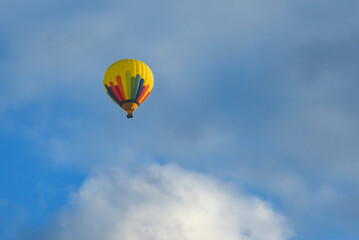 Fototapeta premium Hot air balloon in the sky with a cloud background