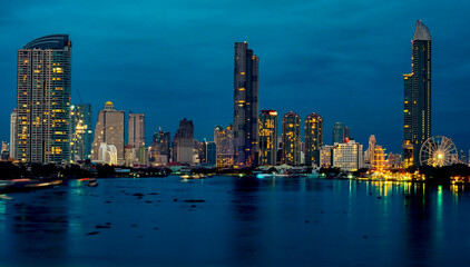 Fototapeta na wymiar Bangkok cityscape. Bangkok night view in the business district. at twilight