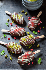 Sweet and chocolate popsicles with fruits and chocolate topping.