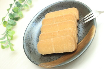 お皿に盛りつけられたかんころ餅