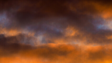 Fototapeta na wymiar Coucher de soleil rougeoyant, sous des nuages de haute altitude