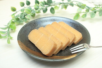 お皿に盛りつけられたかんころ餅