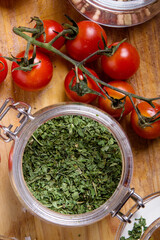 Ervas e verduras coloridas e variados temperos em cima da mesa