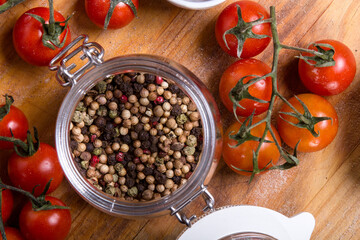 Ervas e verduras coloridas e variados temperos em cima da mesa © Regis Capibaribe