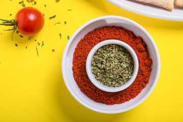 Ervas e verduras coloridas e variados temperos em cima da mesa