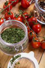 Ervas e verduras coloridas e variados temperos em cima da mesa