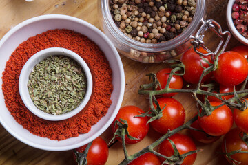 Ervas e verduras coloridas e variados temperos em cima da mesa