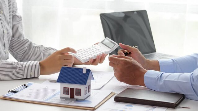 Real estate agents are advising clients by calculating the purchase price of a home and mortgage and loan interest. The concept of calculating the appraisal value of an asset.