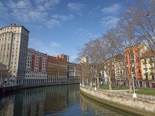 Bilbao, preciosas vistas de su ría a su paso por el casco viejo, Vizcaya. España.