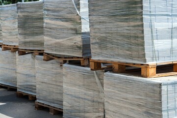 Pallets with paving slabs stand on top of each other