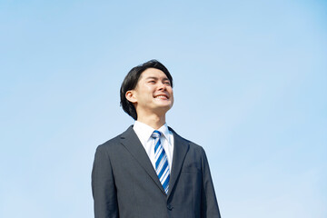 外で笑顔のビジネスマンのポートレート