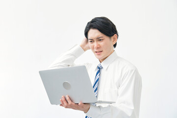 ノートパソコンを見て困るビジネスマン　白バック