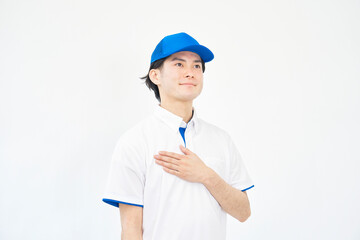 ポロシャツとキャップのユニフォームの男性のポートレート　白背景