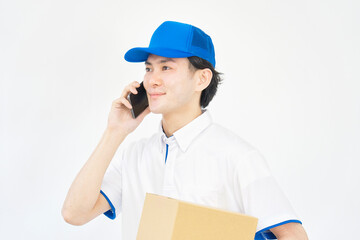 スマホで電話する宅配業者　白バック