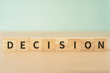 決定のイメージ｜「DECISION」と書かれたブロック
