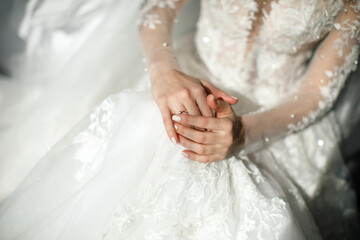 Obraz na płótnie Canvas Engagement ring on bride's finger during wedding preparations