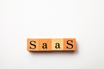 サース。SaaS。木製のブロックに描かれているDXの文字。白い背景。